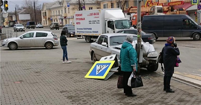 Мастерски увернулся! В Нижнем Тагиле «Волга» врезалась светофор