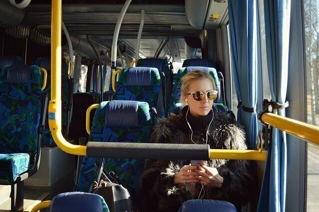 В России могут запретить слушать музыку без наушников в общественном транспорте