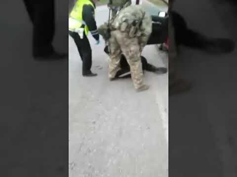 В Крыму жестко задержали автомобилиста, пытавшегося проехать через пост ДПС без разрешения