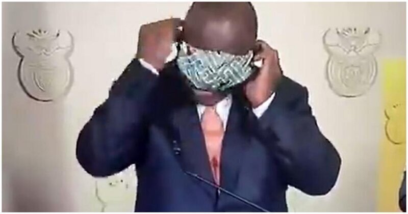 Президент ЮАР оконфузился, пытаясь надеть защитную маску