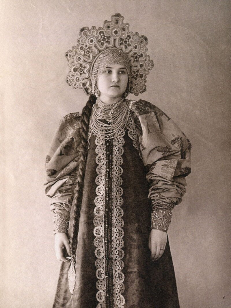 Красавицы Российской империи  19-го века в традиционных костюмах