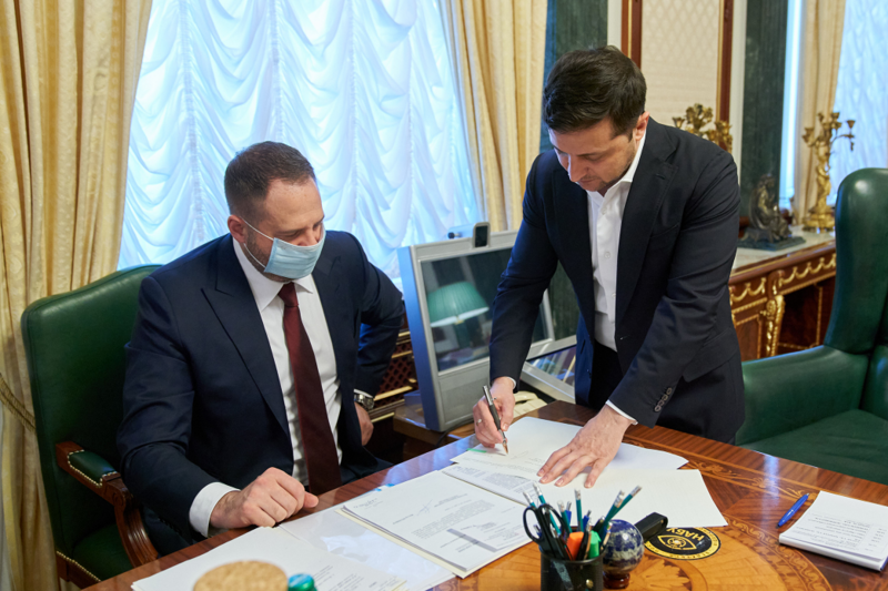 Зеленский подписал антинародный закон о продаже украинской земли по 10.000 гектаров