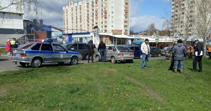 В Курске автомобилистка сбила дорожного рабочего, косившего траву