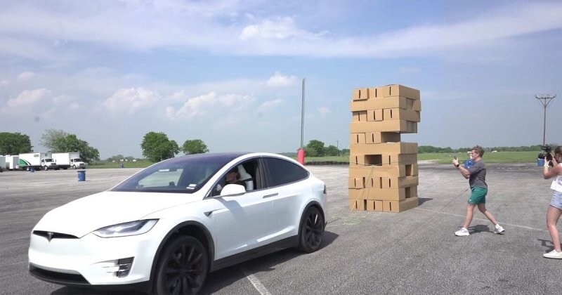 Электромобиль Tesla Model X идеально подходит для игры в Дженгу