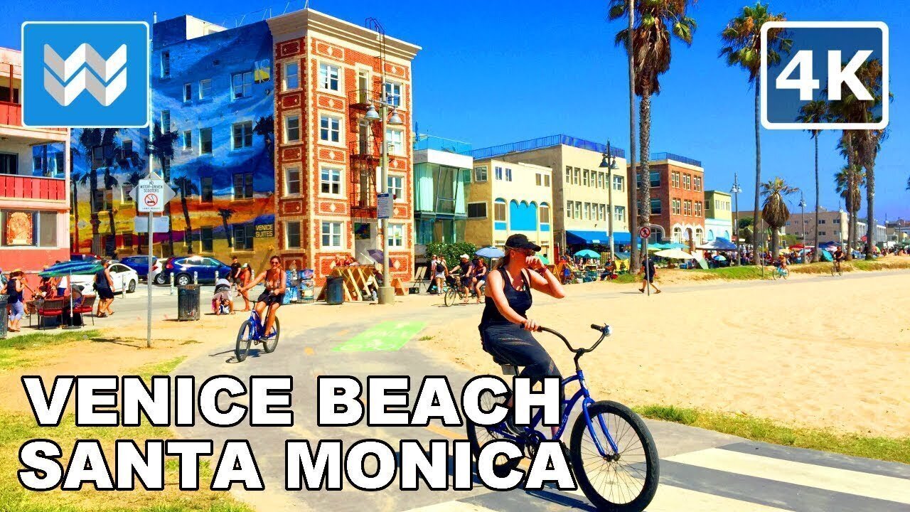 Поездка на велосипеде вдоль пляжа в Санта Монике
