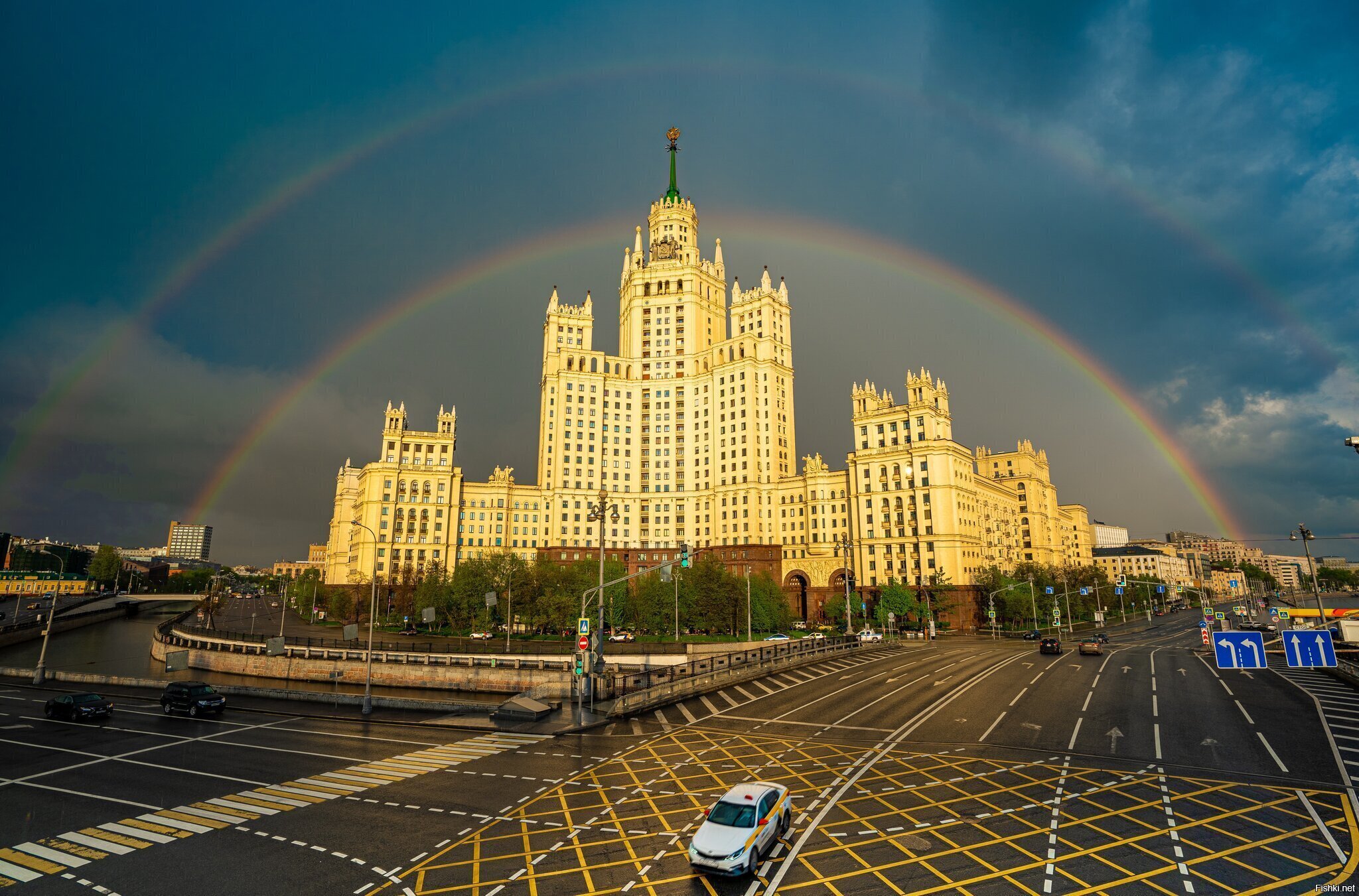 Радуга над Котельнической набережной в карантин