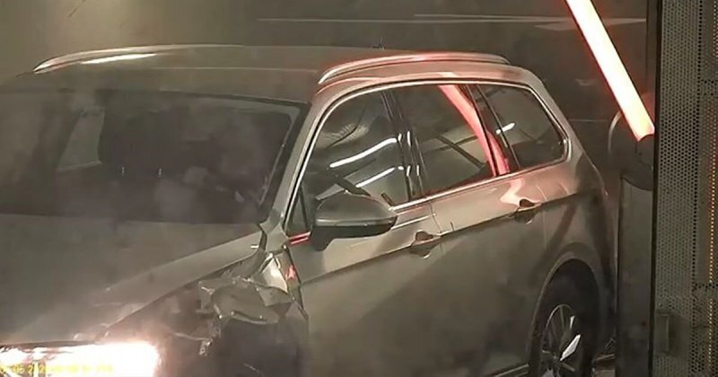 Водитель уничтожил свой Volkswagen, выезжая с подземного паркинга