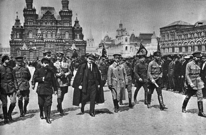 Почему на Красной площади 7 ноября проводились парады?