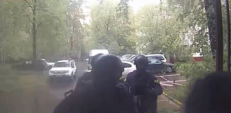 Спецназ взял штурмом квартиру москвича, стрелявшего из автомата по прохожим