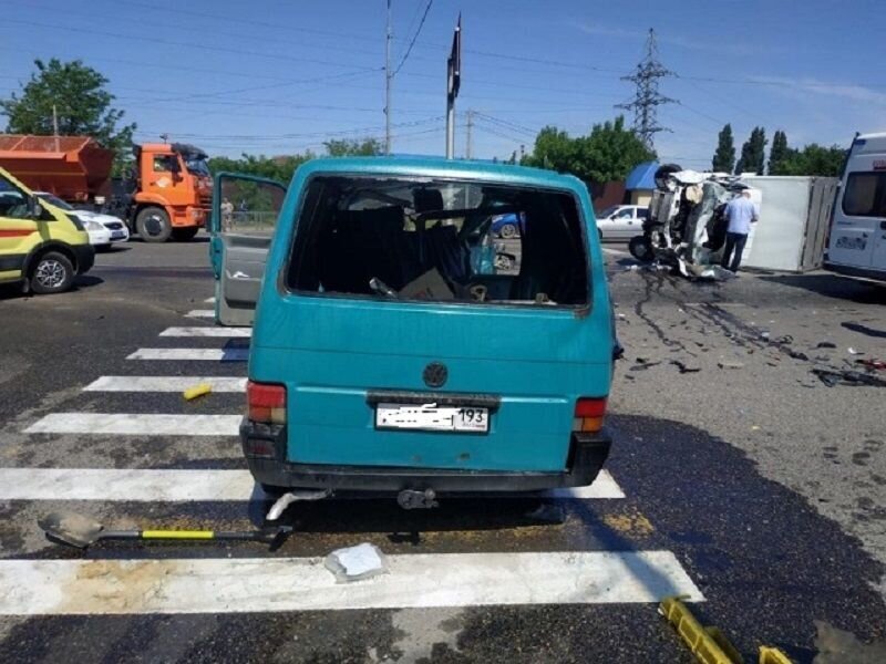 Авария дня. ДТП с микроавтобусом и «ГАЗелью» в Краснодаре