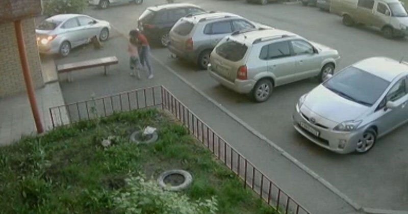 Омский водитель переехал женщину, помогавшую ему парковаться