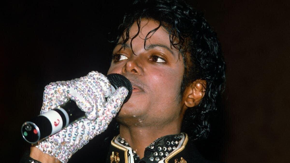 Почему Майкл Джексон носил одну перчатку?