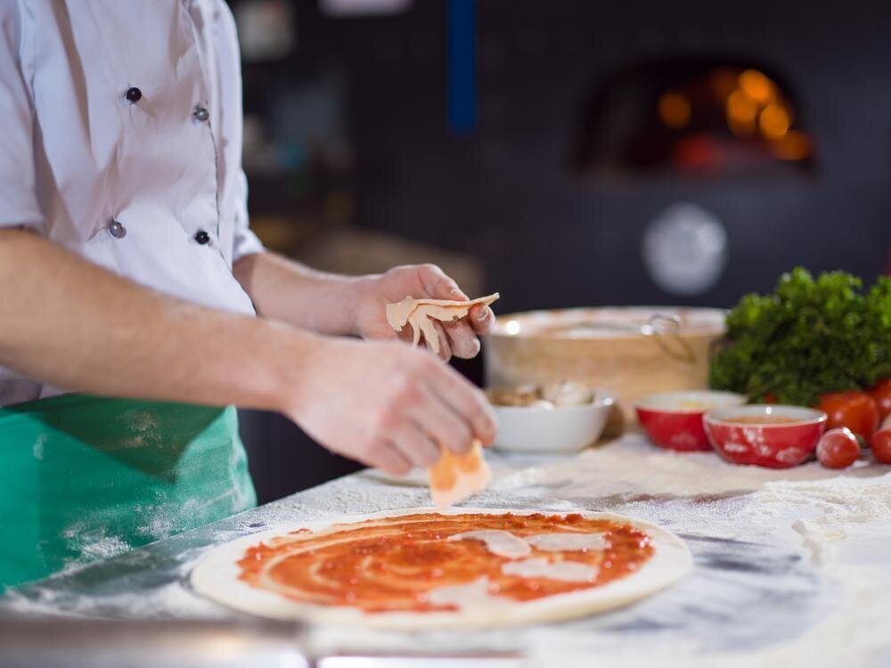 Почему повара готовят пиццу без перчаток?