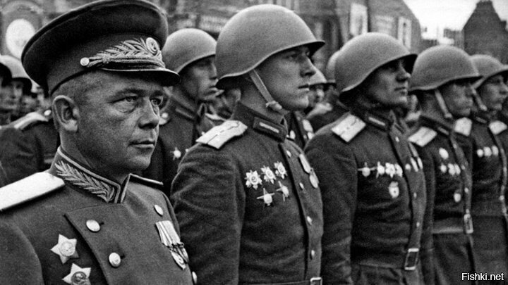 В параде в честь Дня Победы 24 июня 1945 года участвовало десять тысяч солдат...