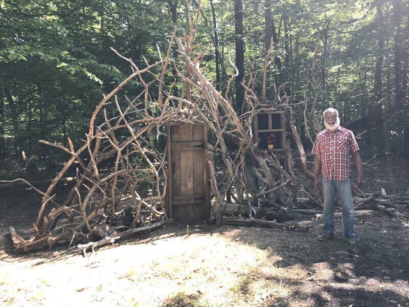 Мужчина построил у себя во дворе «Ворота в воображение»