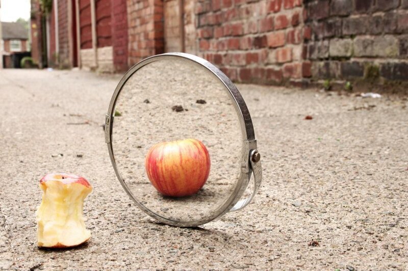 Как зеркало меняет нашу внешность