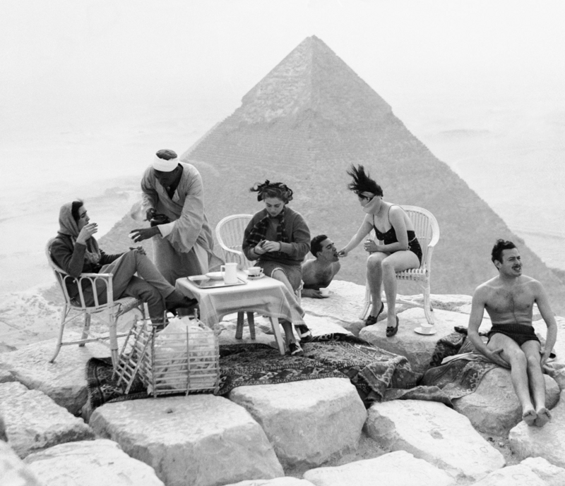 Туристы отдыхают на вершине одной из пирамид Гизы в 1938 году