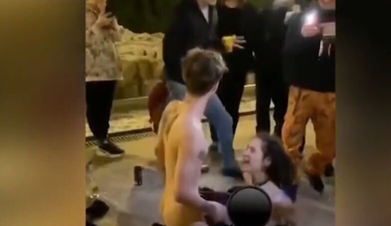 Молодая парочка устроила публичную оргию на Хохловской площади в Москве: видео
