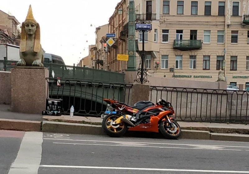 Авария дня. В Петербурге мотоциклист сбил собой пешехода и погиб