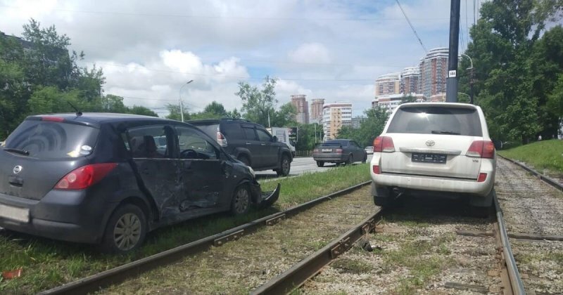  Land Cruiser влетел в столб и перекрыл движение трамваев в Хабаровске