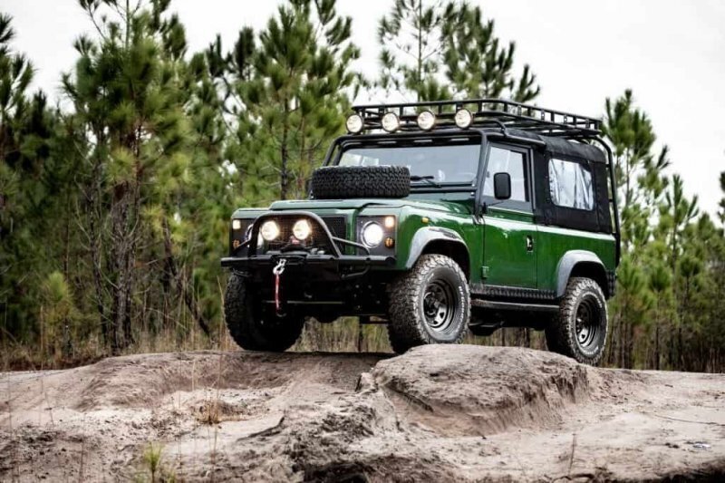 Land Rover Defender с двигателем от Corvette — грубый снаружи, роскошный внутри