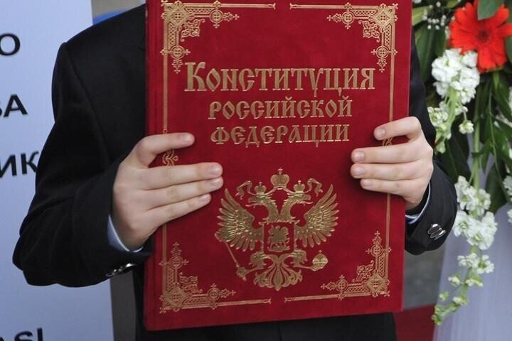 Закрепление в Конституции РФ МРОТ на уровне не ниже прожиточного минимума позволит увеличить благосо
