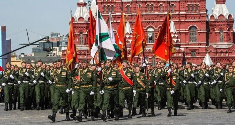 Парад Победы: военнослужащие прошли строем по центральным улицам российских городов