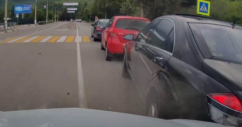  Невнимательный водитель устроил ДТП перед пешеходным переходом в Крыму