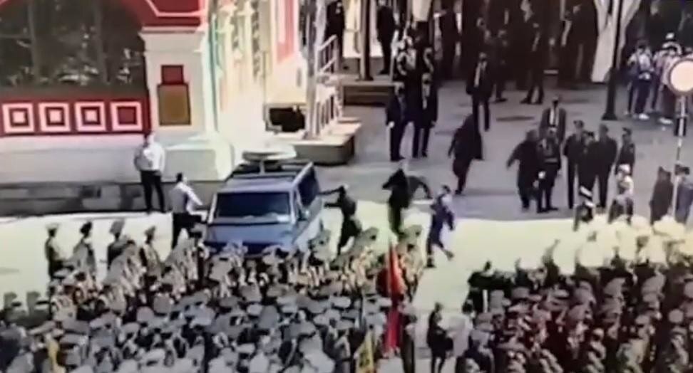 В сети появилось видео с солдатом,&nbsp;громящим машину ФСО на&nbsp;параде Победы 