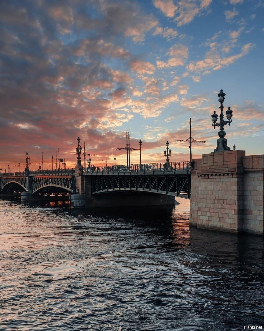 Прекрасный вечер у Троицкого моста