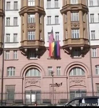 Все слышали уже, про это разноцветное г@внище на посольстве США