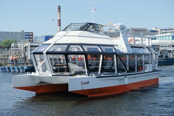 В Петербурге спустили на воду первый в России электрический пассажирский катамаран