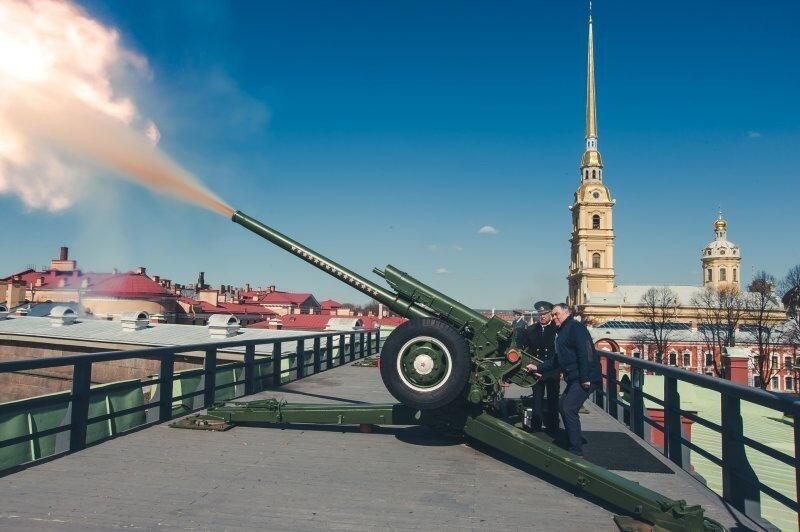 Полуденный выстрел: почему в мирное время грохочет пушка на Петропавловской крепости?