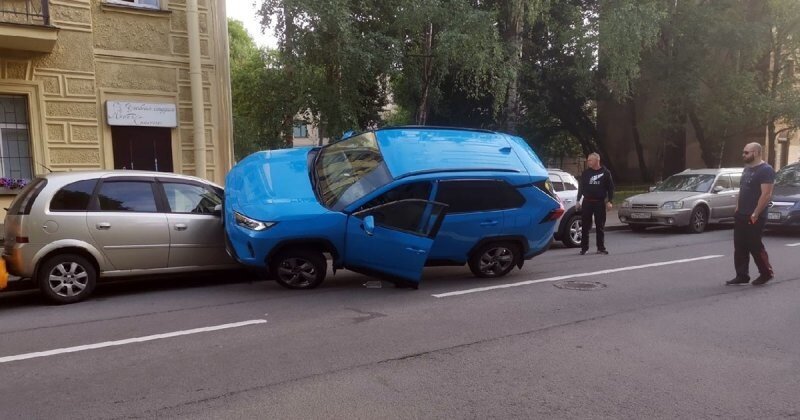 Не каждый так сумеет! Начинающая автомобилистка смогла заехать на припаркованную машину