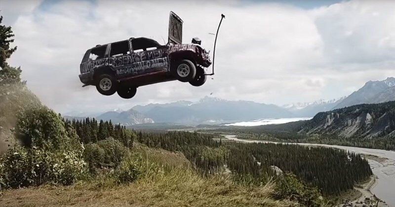 Фейерверк автомобилями: на Аляске в День независимости сбрасывают автомобили с обрыва