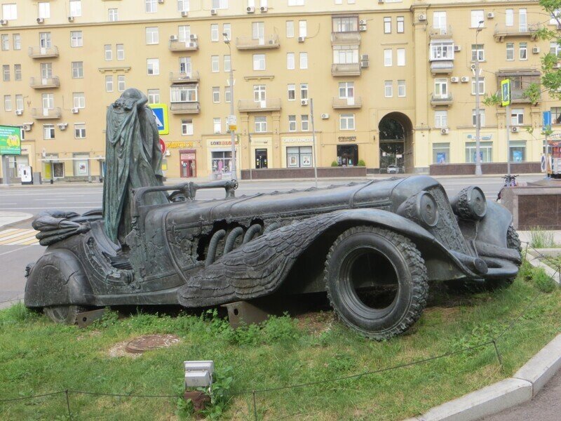 Сквер со скульптурами на Земляном валу