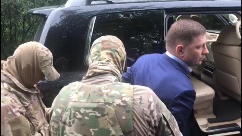 Обвинённый в серии убийств губернатор Фургал спецбортом СК летит в Москву