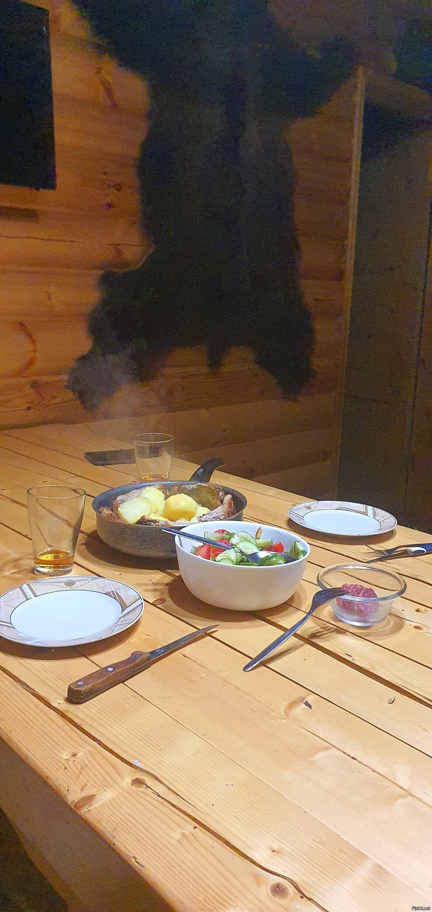 Скромный поздний рыбацкий ужин