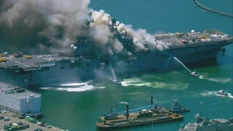 USS Bonhomme Richard продолжает гореть четвертый день
