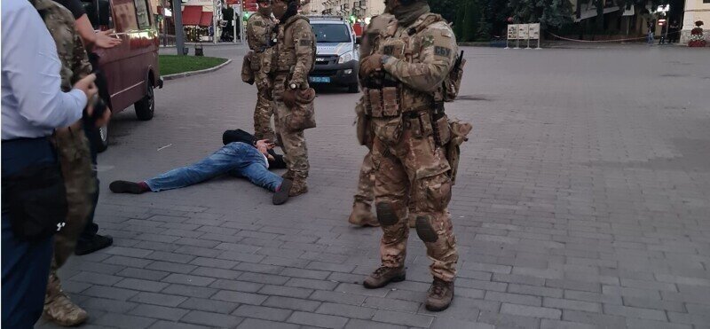 После выполнения требований Зеленским, луцкий террорист сдался и отпустил заложников