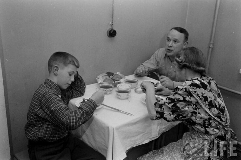Как проходила жизнь простых людей в СССР 50-х