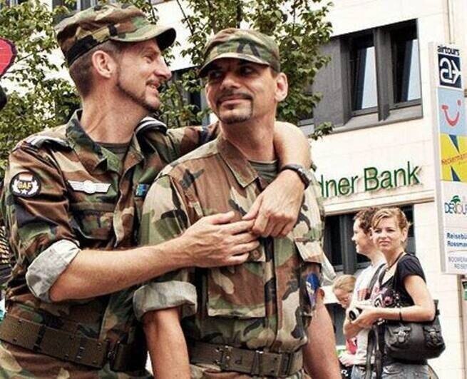 НАТО жжет: в Германии решили поддержать и поощрить военных-геев