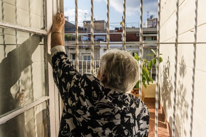 Глава района решил оставить старуху без квартиры?