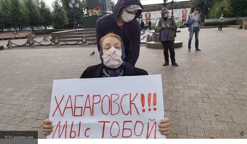 На несогласованный митинг в Москве пришла небольшая группа лиц и «арендованная» бабушка-колясочница