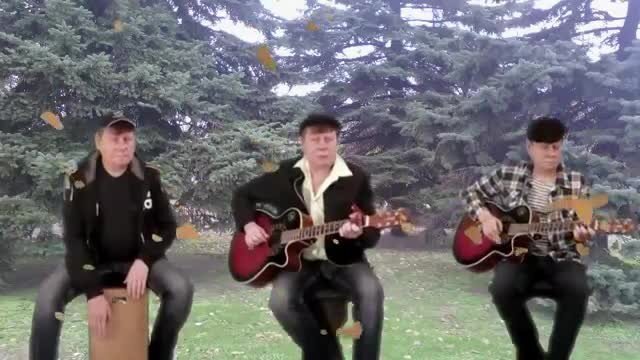Листья желтые медленно падают 