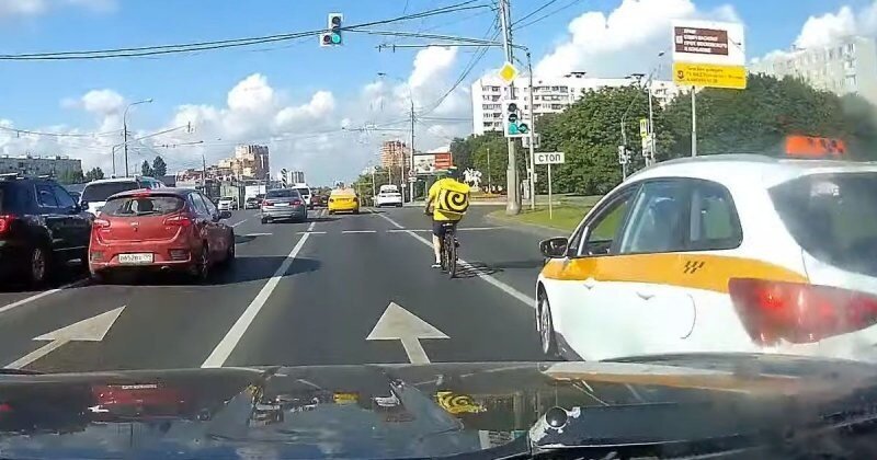 Велокурьер спровоцировал аварию в Москве