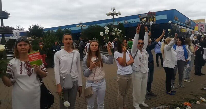 Женщины Минской области вышли на мирные протесты. Как на это отреагировала милиция