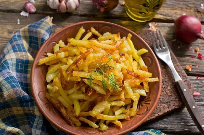Как пожарить картошку: 7 вкусных домашних рецептов