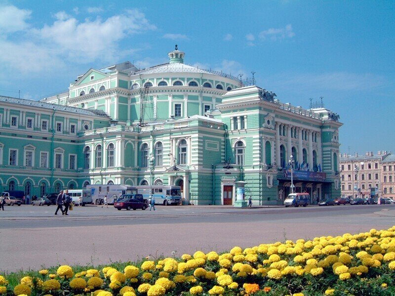 Здание Мариинского театра «трещит по швам» из-за строительства станции метро «Театральная»