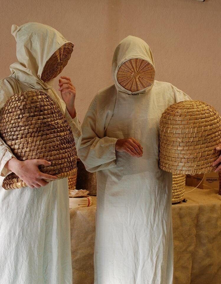 Средневековые наряды пчеловодов были довольно жуткими
